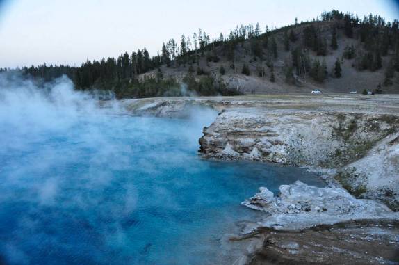Enorme piscina de águas ferventes na área da Grand Prismatic Pool, no Yellowstone National Park, em Wyoming, nos Estados Unidos